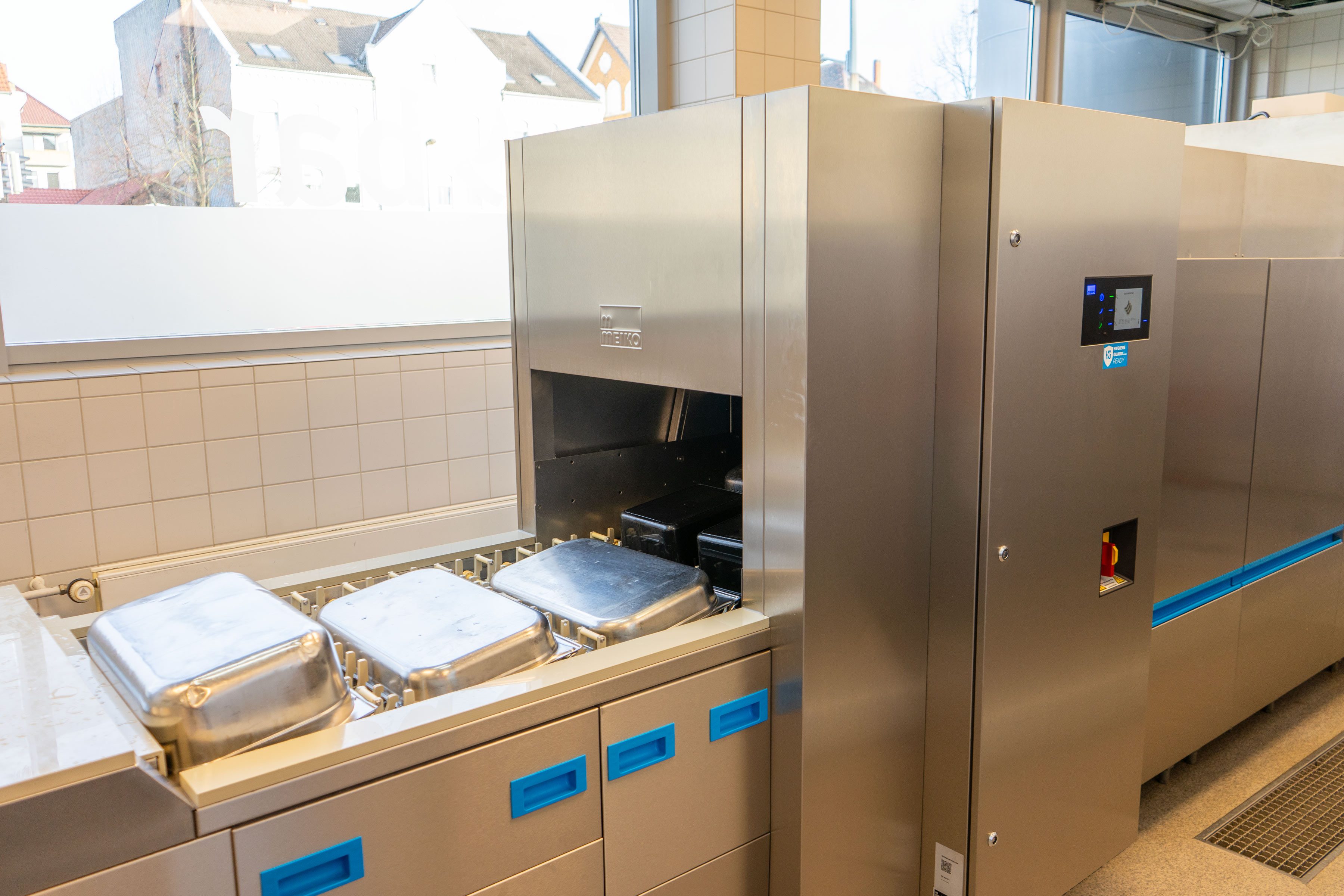Neue, geförderte Bandspülmaschine in der Mensa 1.